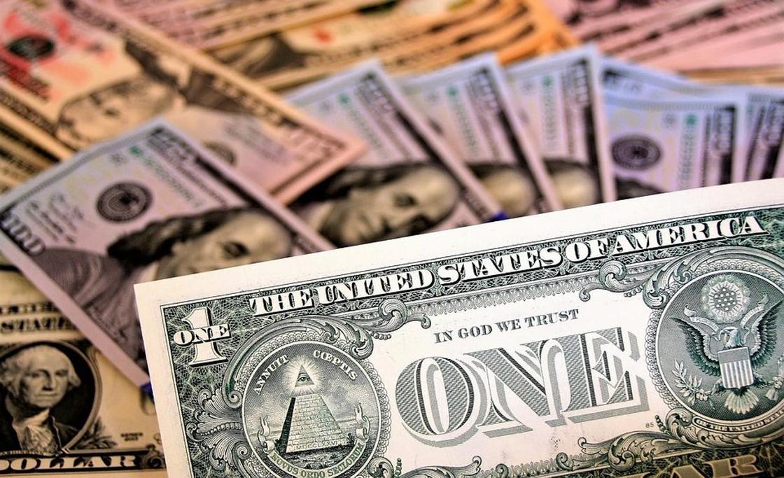 Курс доллара к тенге на этой неделе спрогнозировал экономист