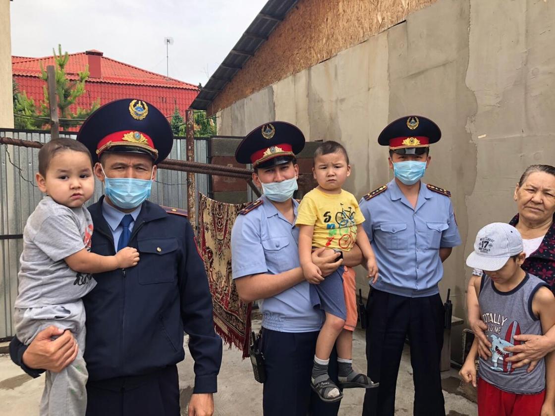 Полицейлер төрт немересімен көлік тұрағын паналаған әжейге көмек көрсетті (фото, видео) Полицейлер төрт немересімен көлік тұрағын паналаған әжейге көмек көрсетті (фото, видео)