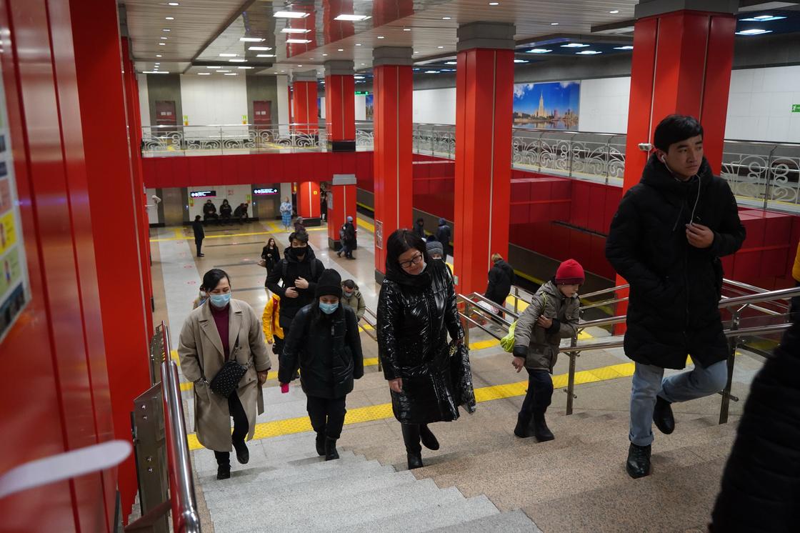 Люди выходят со станции метро Алматы
