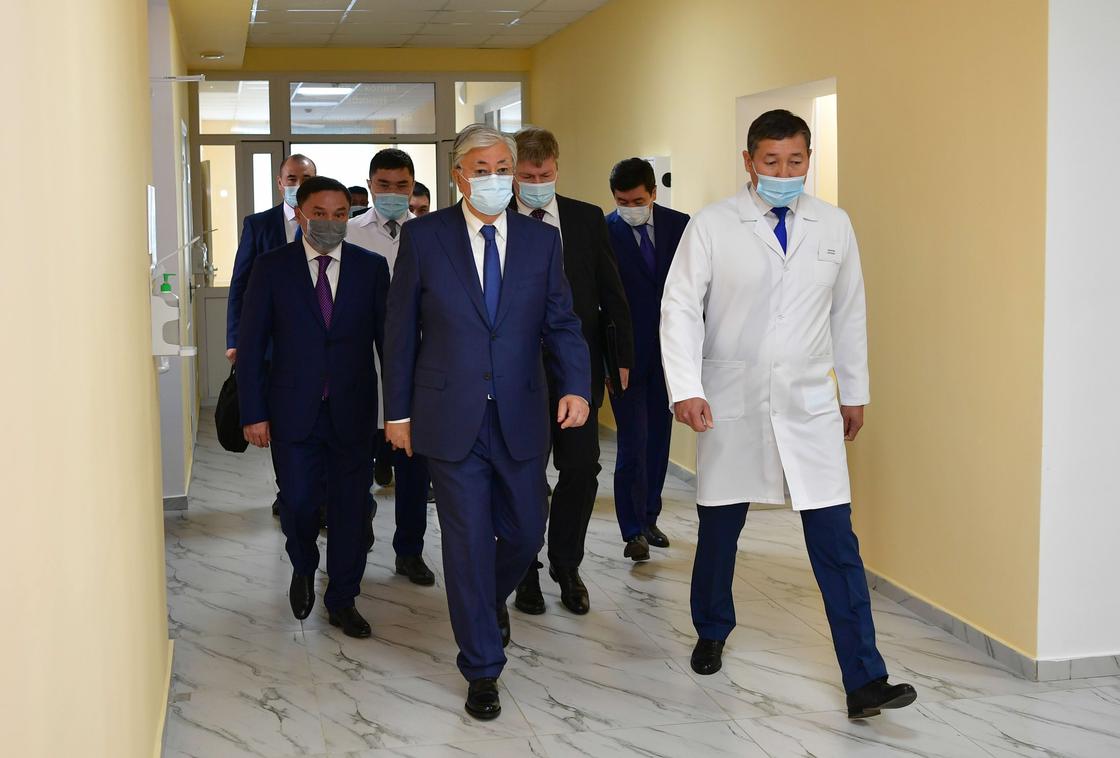 Президент Казахстана Касым-Жомарт Токаев во время посещения онкологической поликлиники в Кокшетау