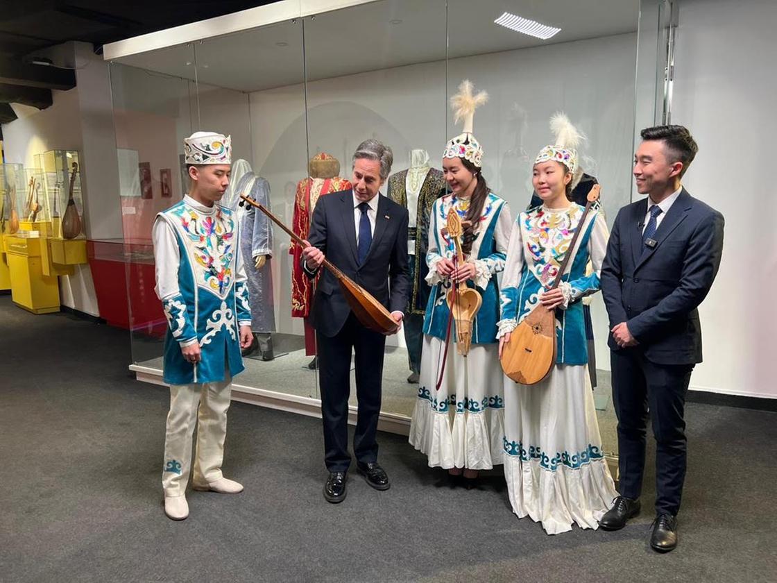Энтони Блинкен посетил Казахский национальный университет искусств