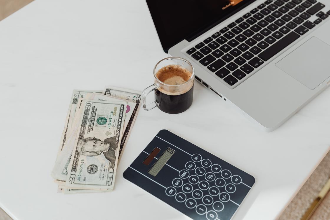 рабочий стол, кофе и деньги