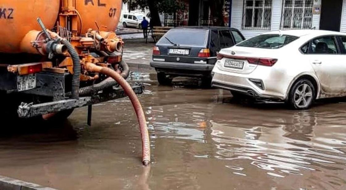 Ливень в Уральске: жители жалуются на затопленные улицы и протекающие крыши (фото, видео)