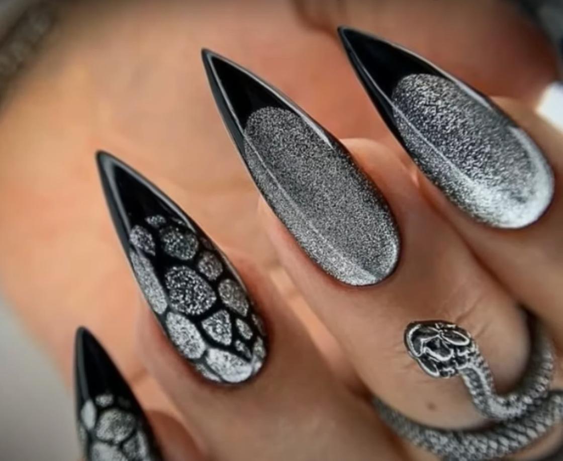 Вельветовые ногти в черном цвете