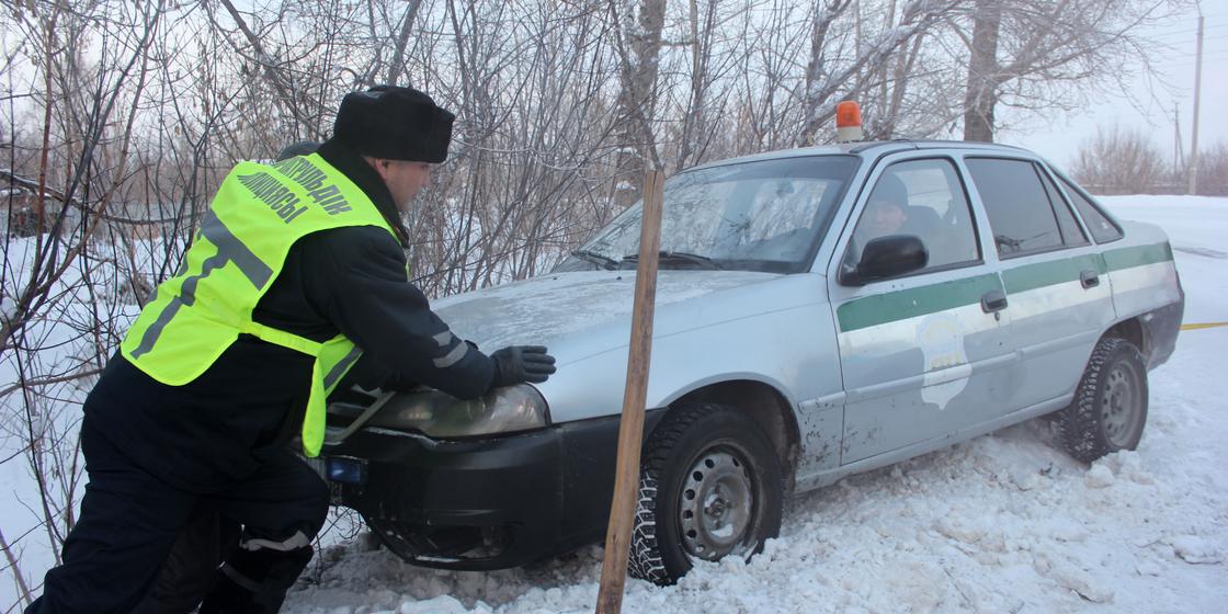 В суровые морозы полицейские Усть-Каменогорска помогают попавшим в беду горожанам