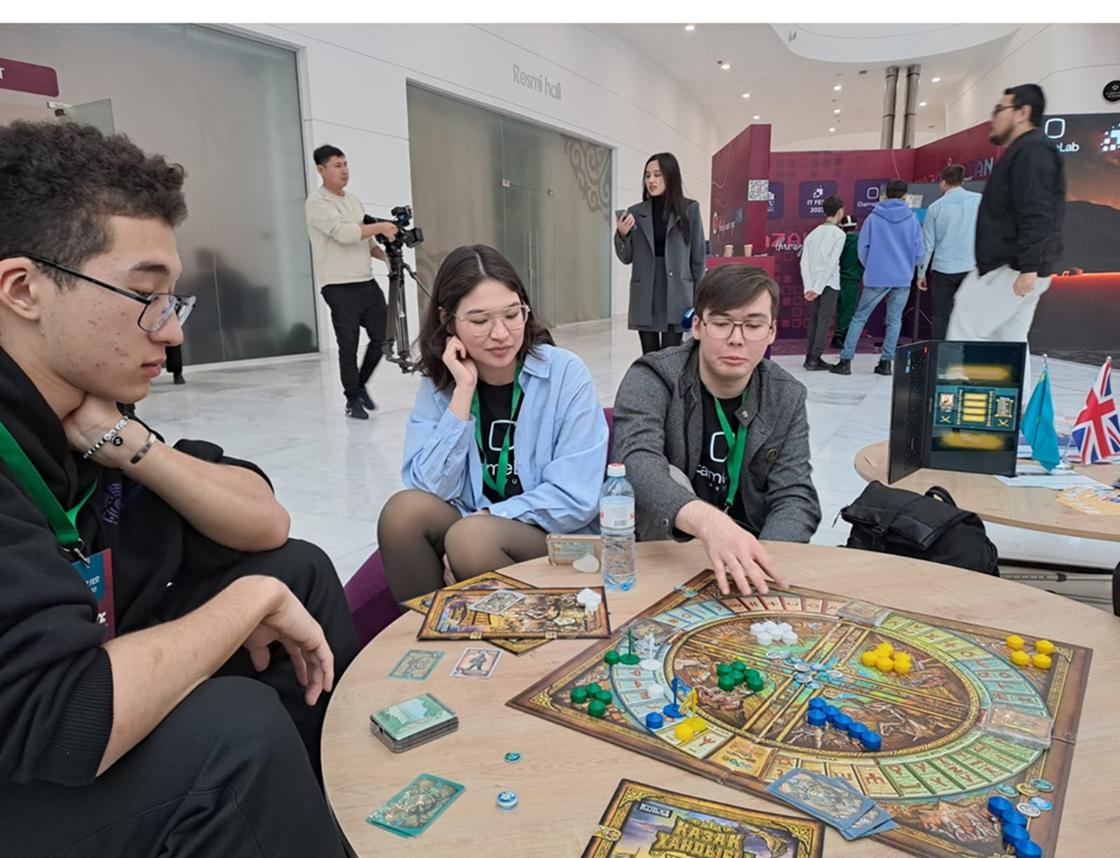 Студенты играют в настольную игру «Казахское ханство»