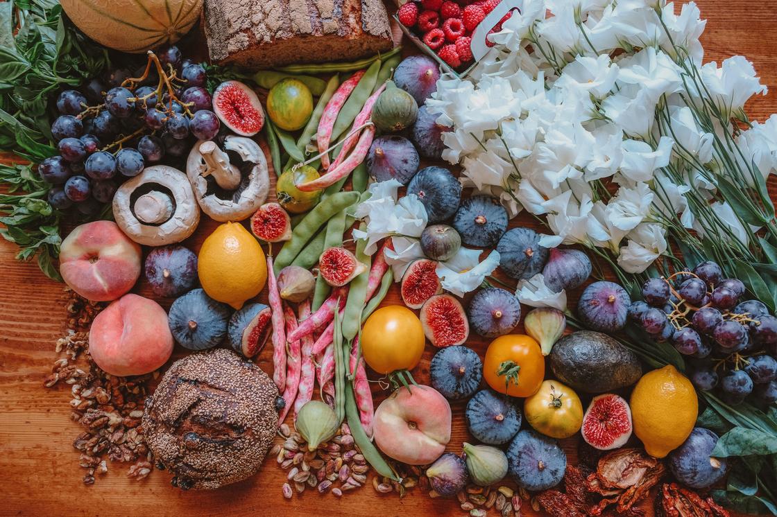 Овощи, фрукты и цветы на столе