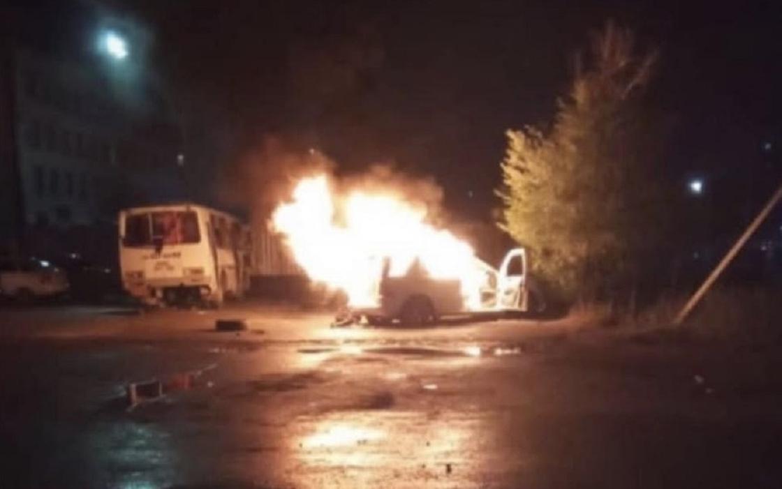 Волнения в Сатпаеве: сожжены несколько машин