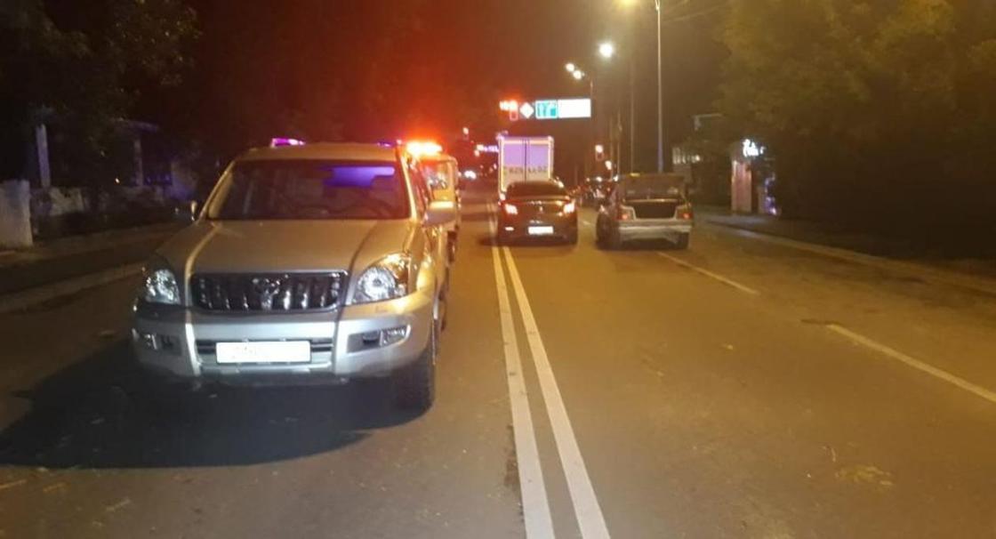 Сбили и переехали ногу: женщина попала под две машины в Алматы Сбили и переехали ногу: женщина попала под две машины в Алматы