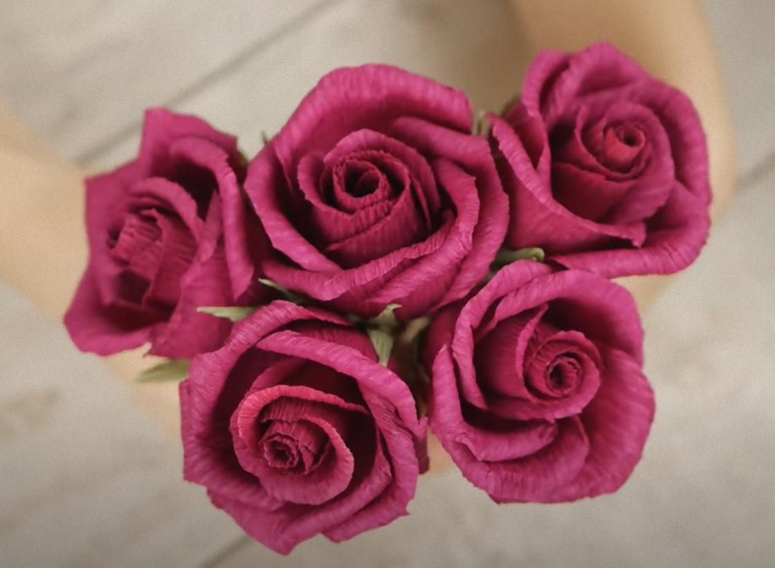 Букет из пяти роз. Розы сделаны из бордовой гофрированной бумаги