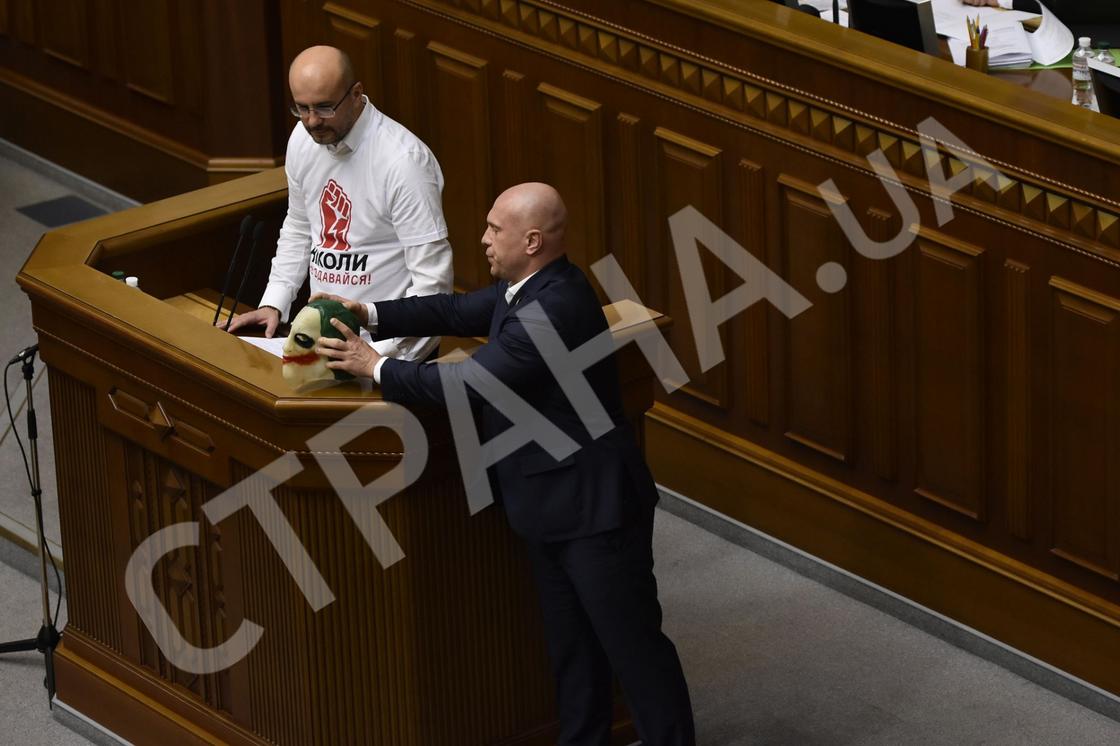 Украинский депутат пришел на заседание Рады в маске Джокера