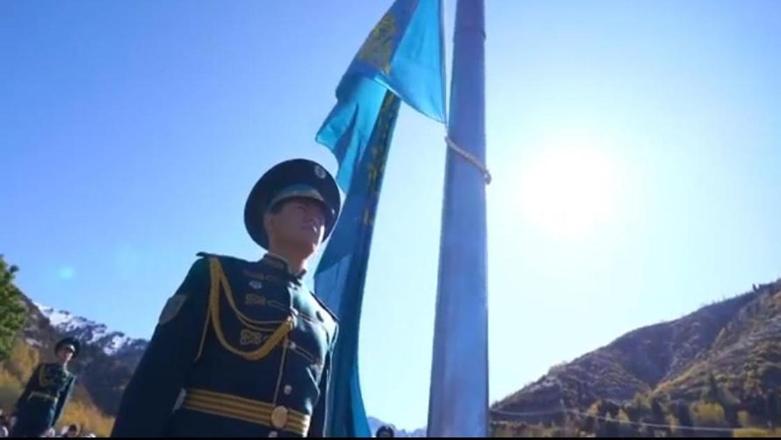 Флаг Казахстана подняли на "Медеу"