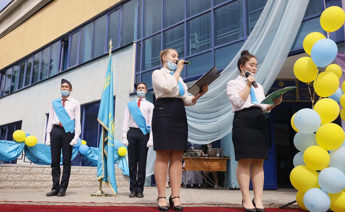 Последний звонок в условиях карантина прошел в школах Алматы