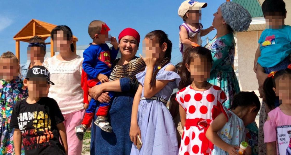 25 детей в одном доме: многодетным семьям подарили жилье в Алматинской области