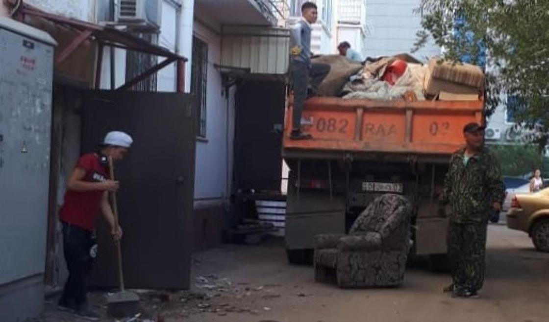 Вот это масштабы: два КамАЗа мусора вывезли из квартиры астанчанки (фото, видео)