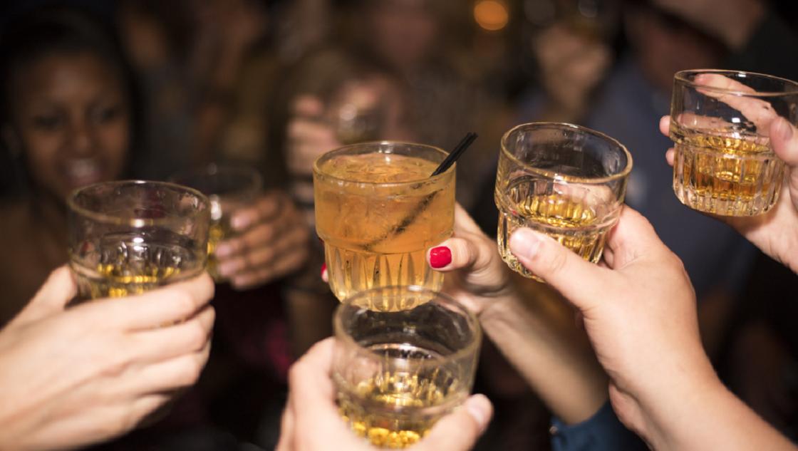 Нарколог рассказал, как правильно пить алкоголь в Новый год