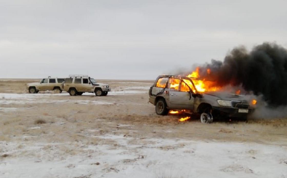 Пытались скрыть улики: браконьеры сожгли свою машину в Актюбинской области во время погони