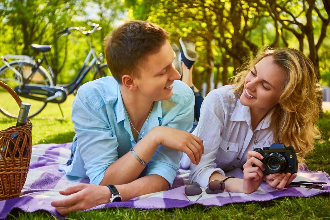Парень с девушкой на пикнике в парке