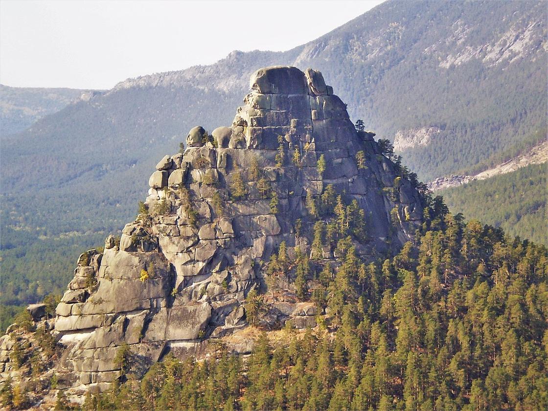 Скала на фоне других гор