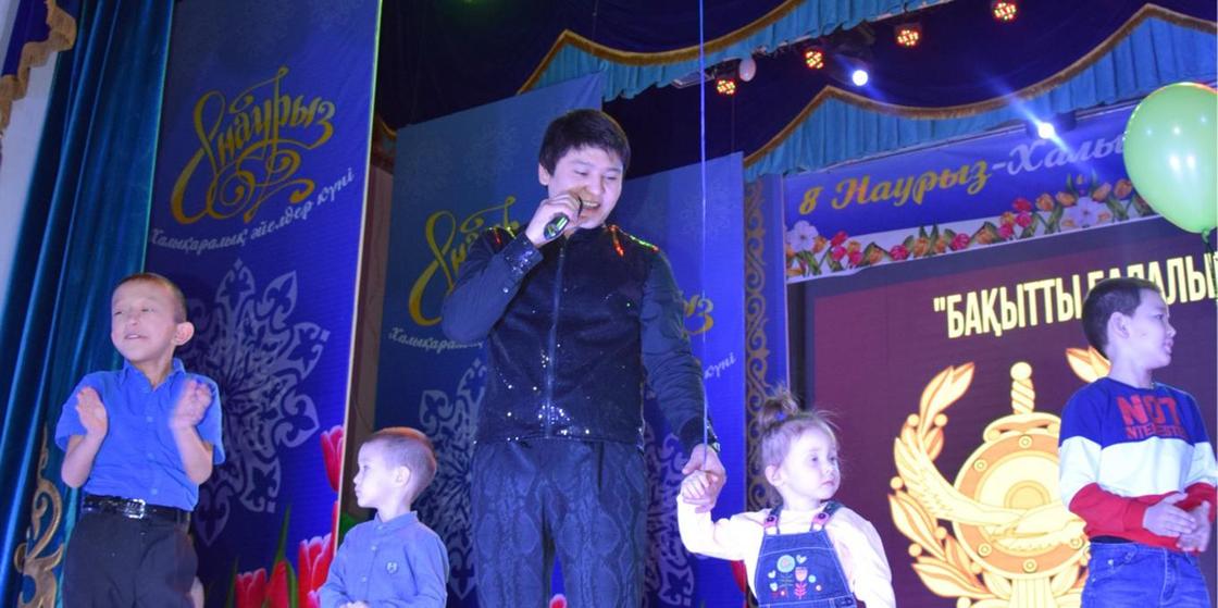 Полицейские на руках носили особенных детей на концерте в Атырау