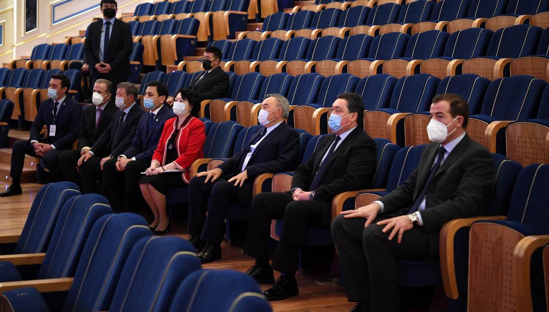 Назарбаев посетил театр имени К.Куанышбаева