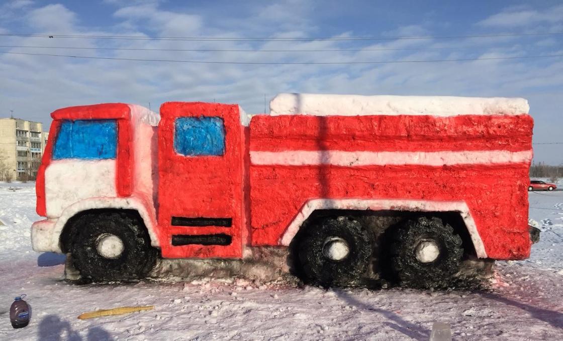 6-метровую пожарную машину из снега слепили в Караганде