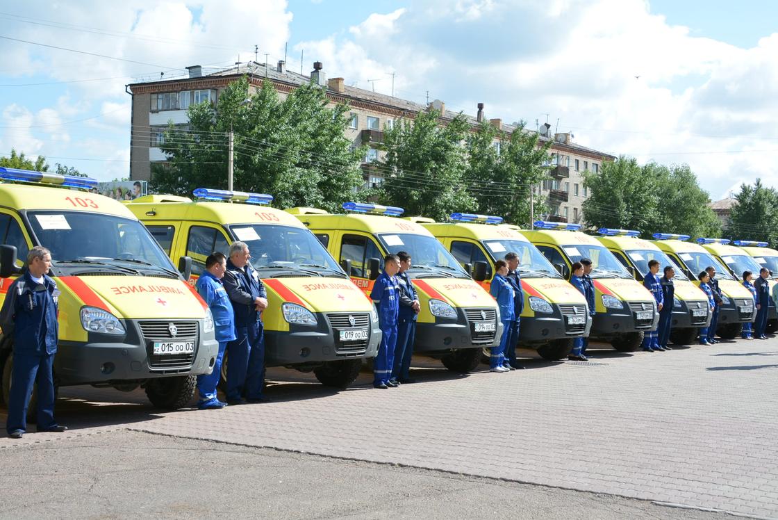 Медицинским работникам Акмолинской области вручены награды, машины скорой помощи и жилищные сертификаты