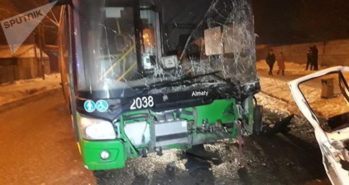 Пассажирский автобус врезался в грузовик с газовыми баллонами в Алматы