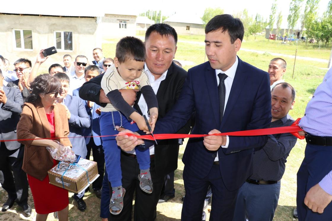 Выпускники школы подарили дом многодетной матери в Туркестанской области