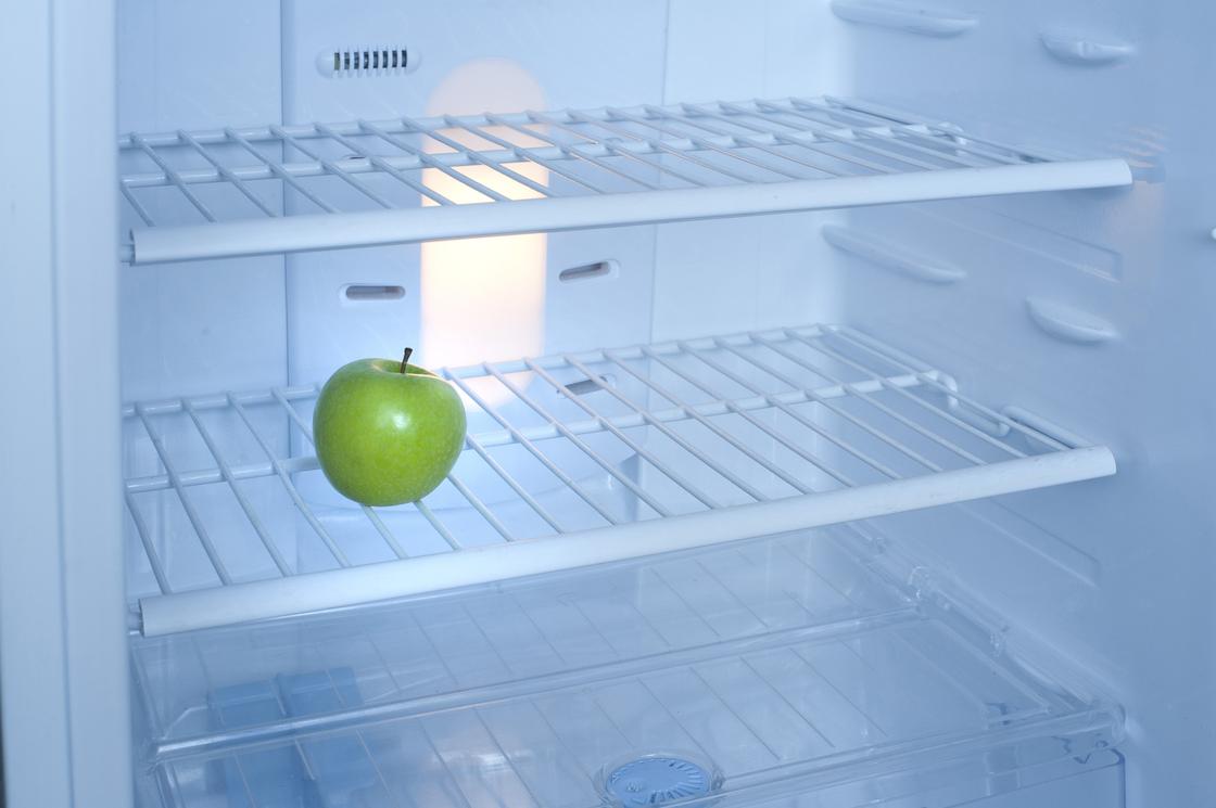 Яблоко в холодильнике