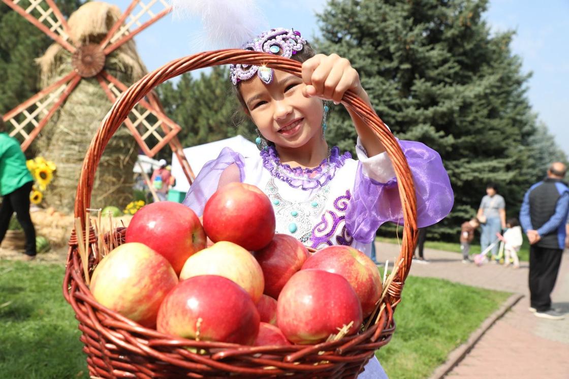 Девочка на фестивале Apple Fest