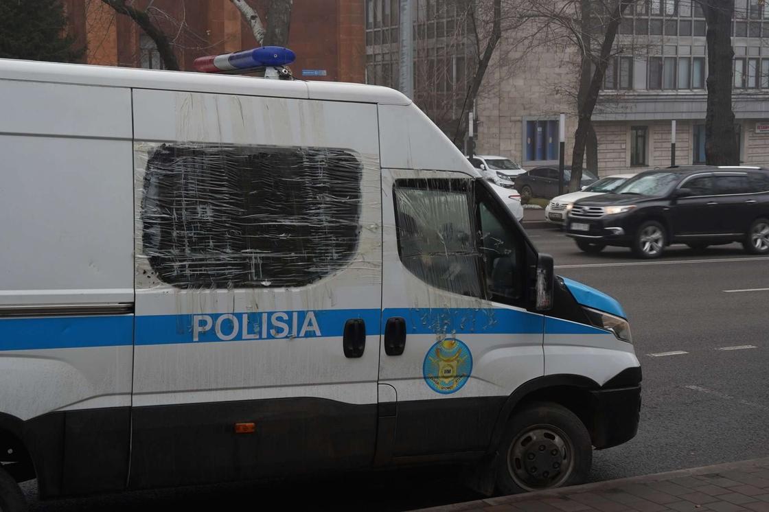 Поврежденная машина полиции в Алматы