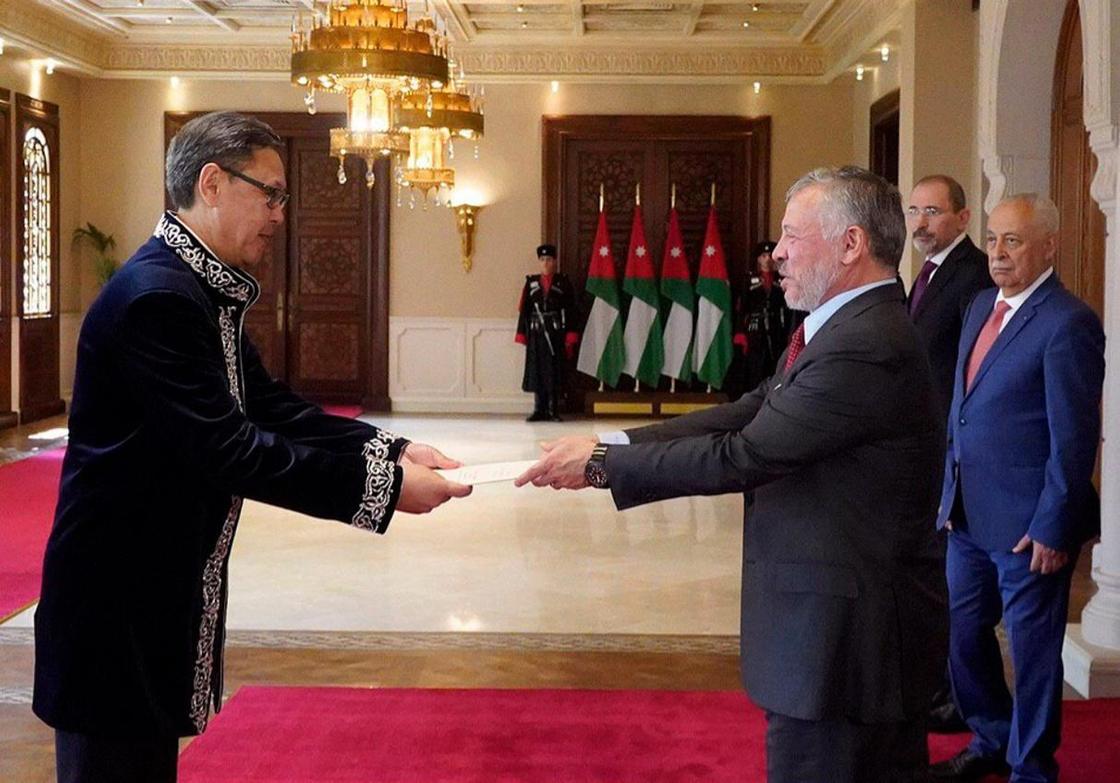 Костюм в казахском стиле надел посол РК для встречи с королем Иордании (фото)