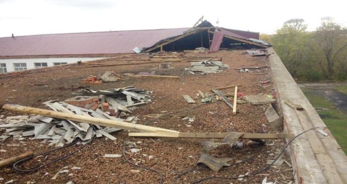 Крыши со школ и общежития сорвало ветром в Акмолинской области (фото)