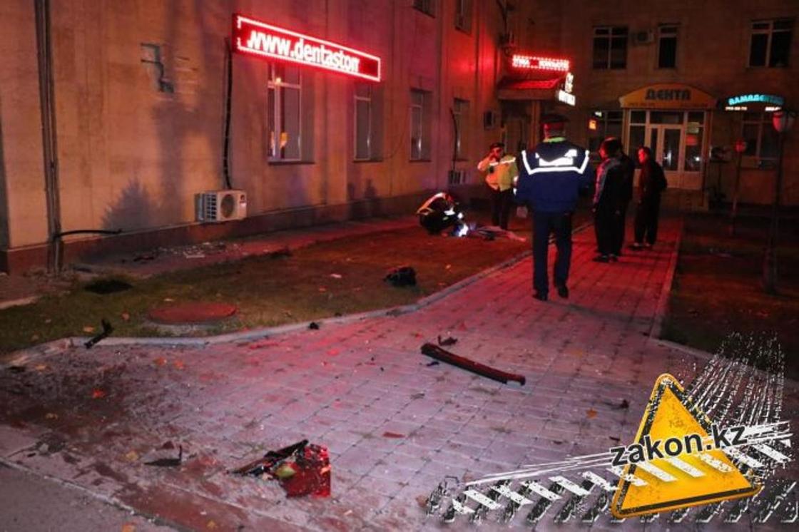 Массовая авария в центре Алматы: два человека погибли, семеро пострадали (фото)