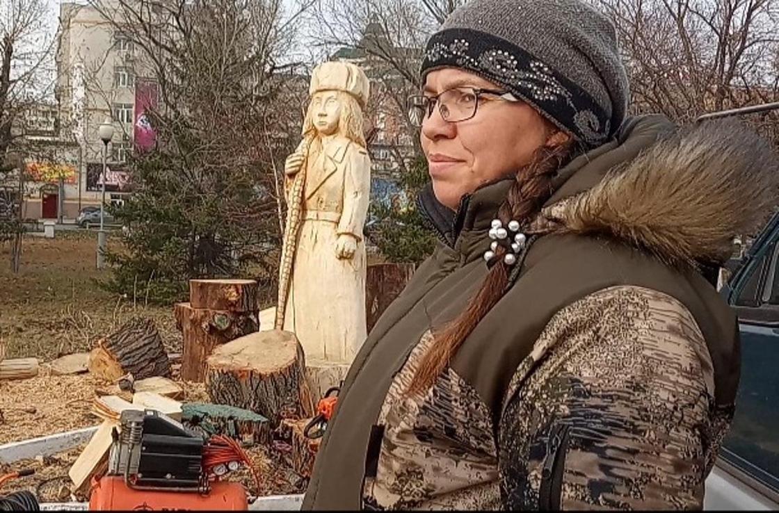 "Позор": жители Семея раскритиковали деревянный памятник Маншук Маметовой
