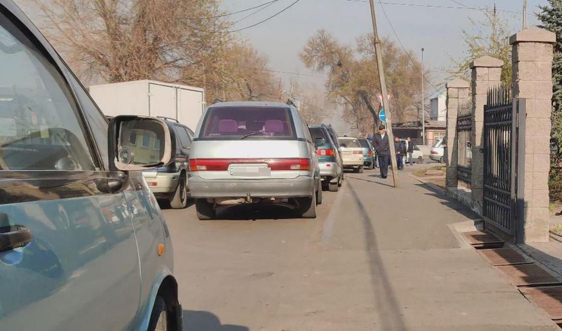 КОМЕНТ Алматинцы пожаловались на скопления таксистов из области в районе Саяхата