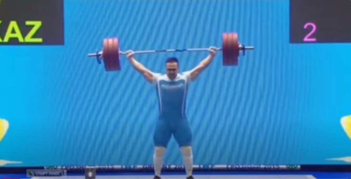 Илья Ильин во время постановки мирового рекорда (2015)