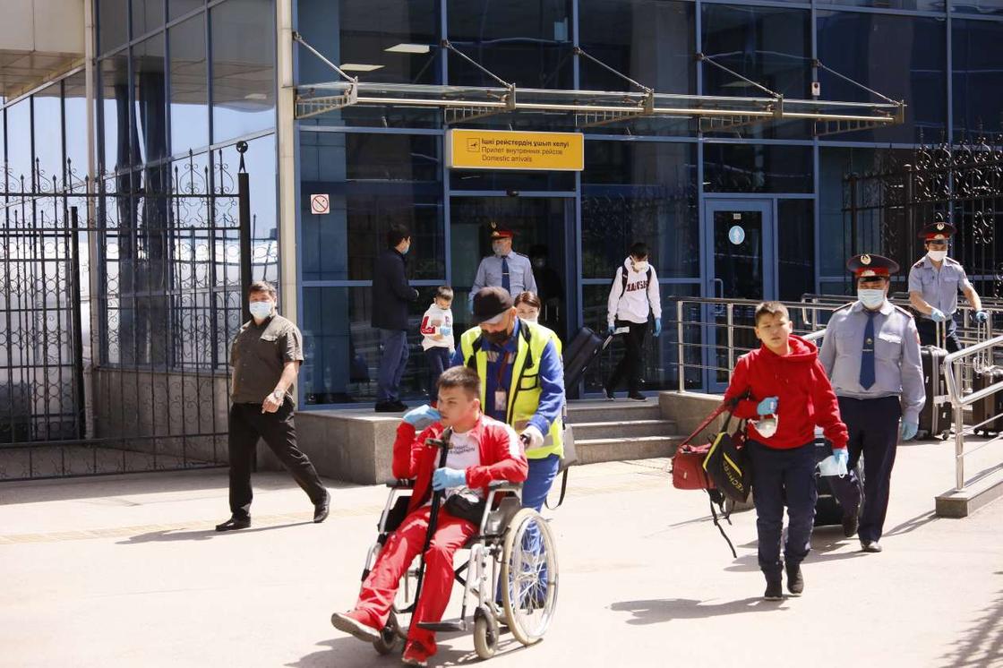 Аэропорты "оживают": пассажиры отправились из Алматы в Нур-Султан (фото)