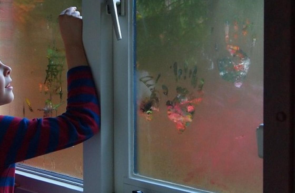 8-летний мальчик выпал из окна 5 этажа и чудом остался жив в Караганде