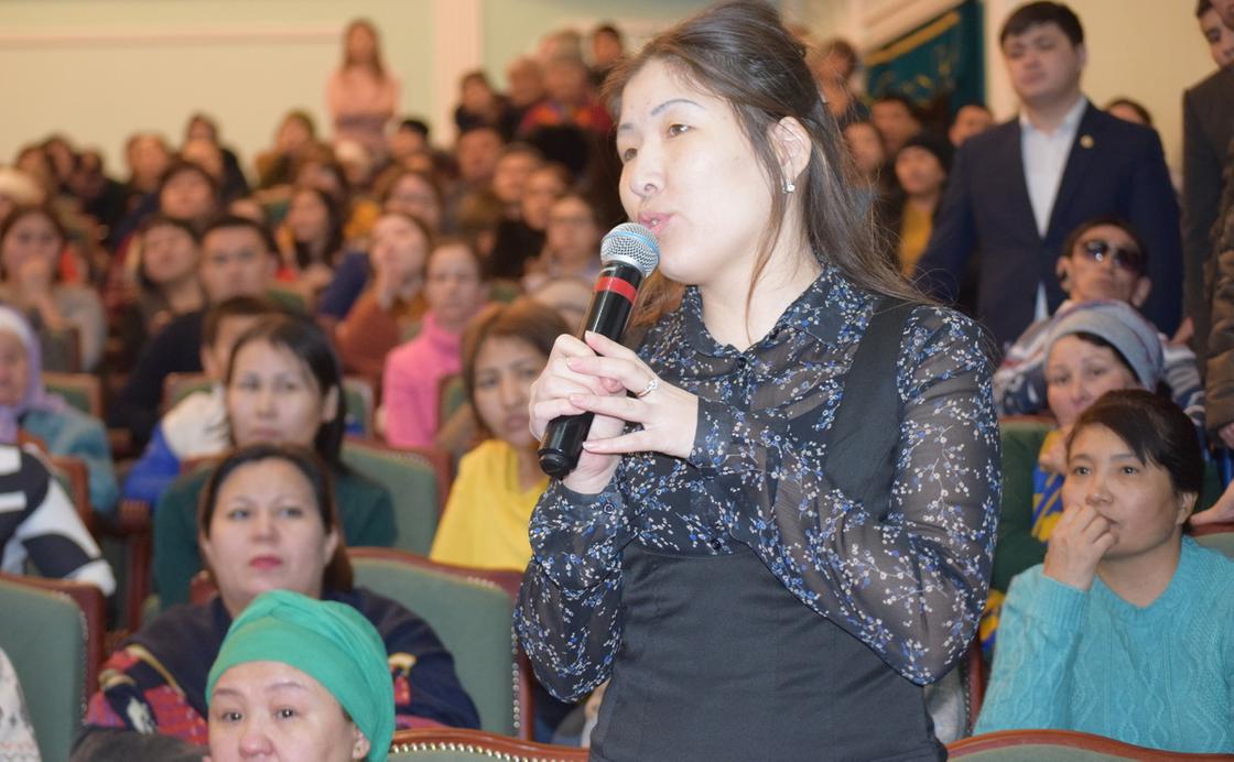 Ақтөбеде әкімнің есеп беру жиналысына келген жалғызбасты ана шу шығарды Ақтөбеде әкімнің есеп беру жиналысына келген жалғызбасты ана шу шығарды