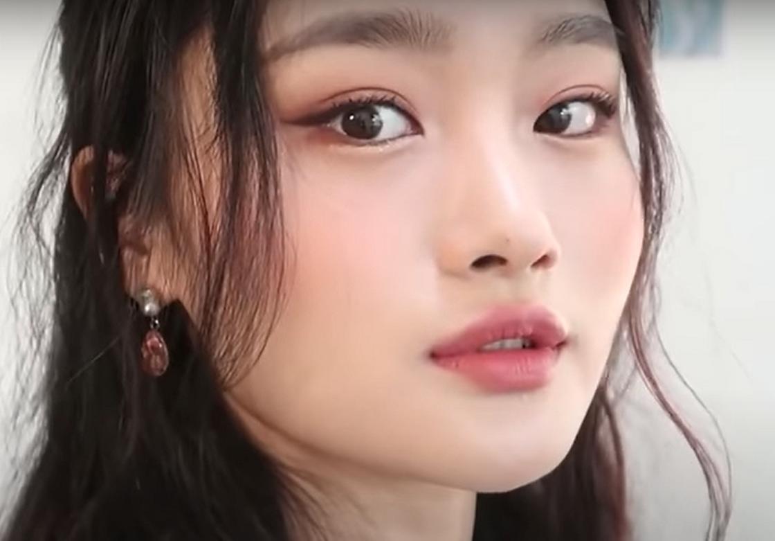 Красивая девушка с азиатской внешностью накрашена в корейском стиле