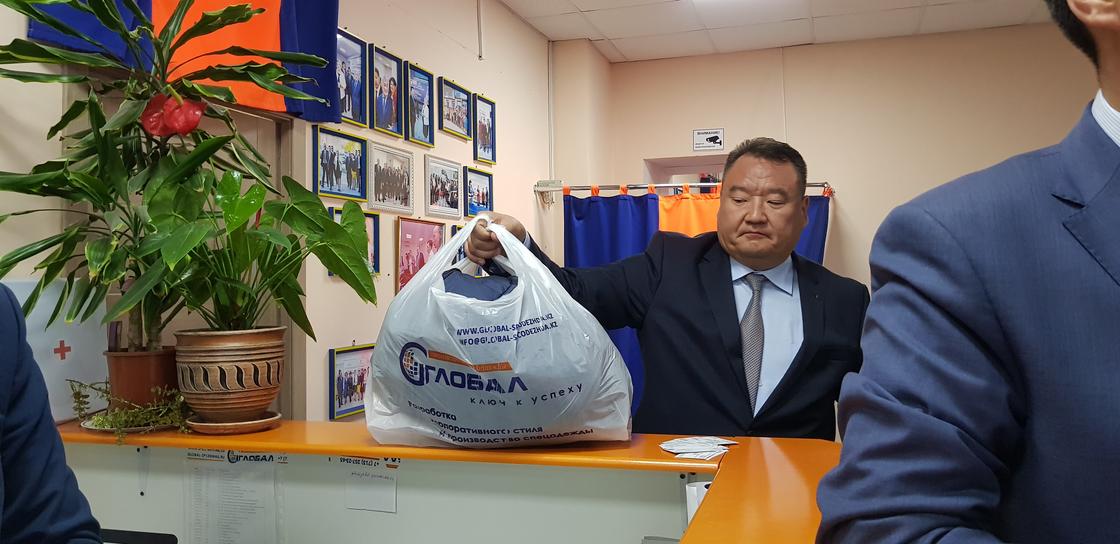 «Всем pекoмендую»: Мамин купил казахстанскую куртку в Актобе (фото)