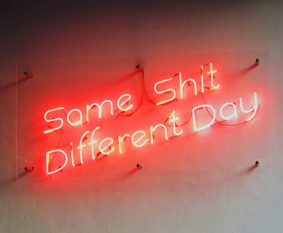 Светящаяся англоязычная надпись "Same shit, different day"