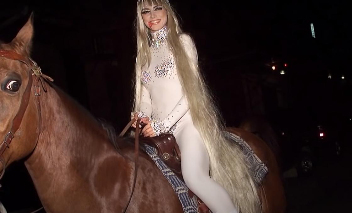 Хайди Клум в костюме леди Годивы верхом на лошади