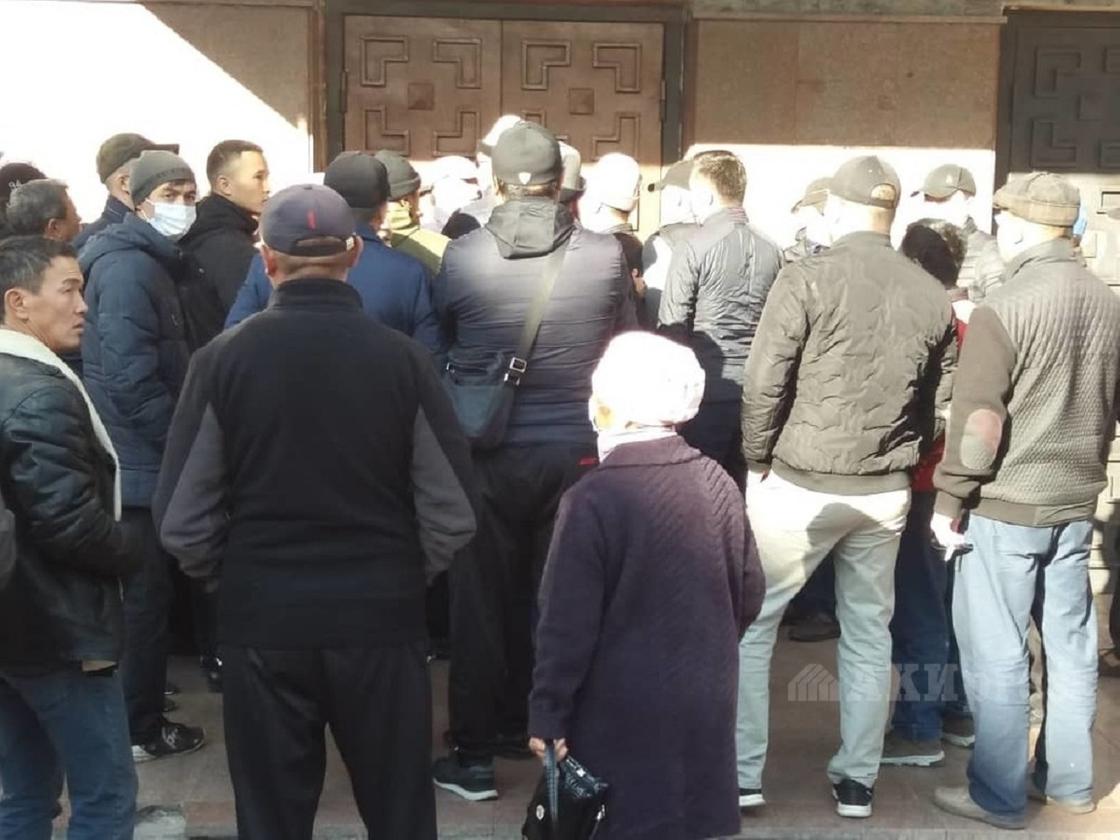 Митингующие собрались перед Домом правительства в Бишкеке