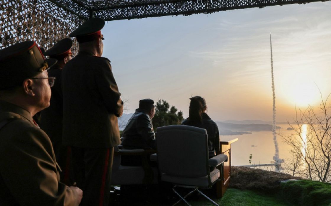 Ким Чен Ын с дочерью Чжу Э наблюдают за испытаниями