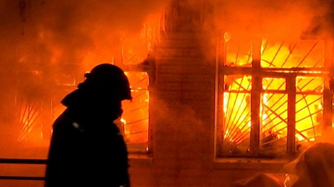 25 человек эвакуировали из-за пожара в пятиэтажке в Кокшетау