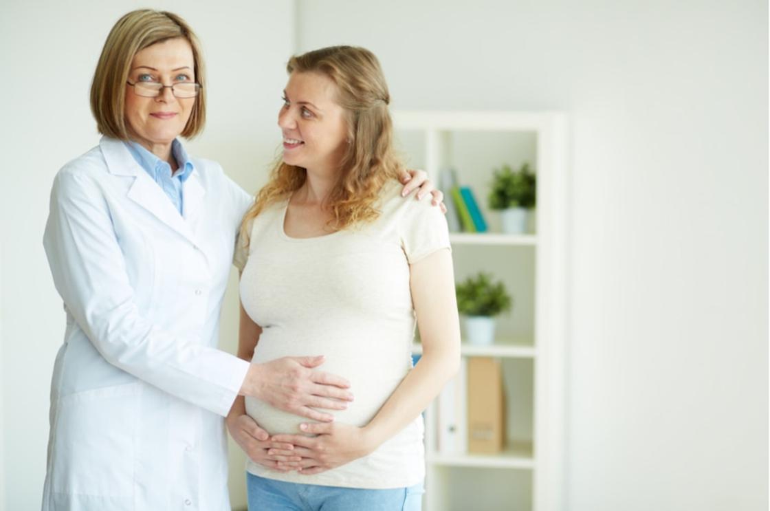 Беременная женщина на обследовании у доктора