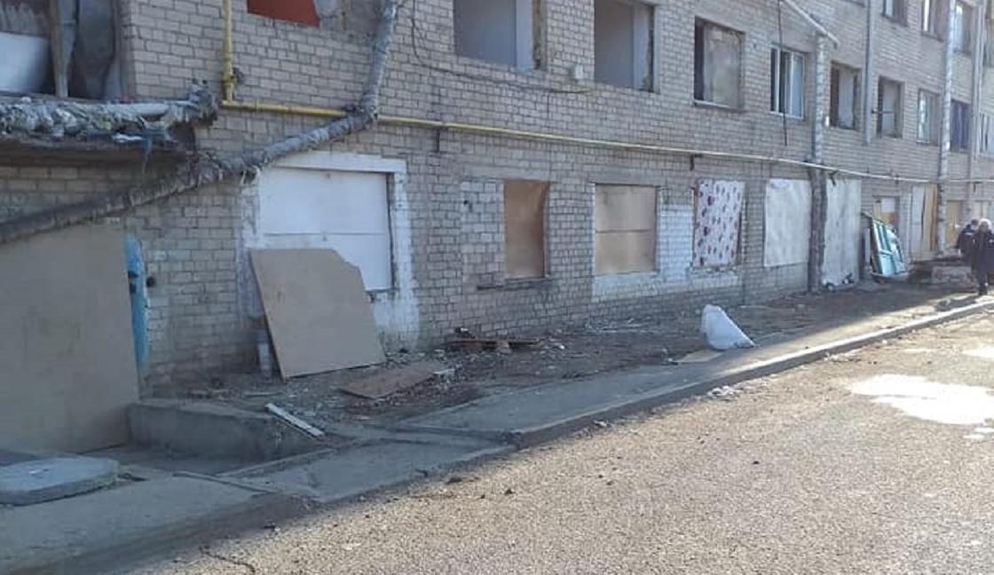 Заброшенный дом вселяет ужас в жителей Атырау: здание замуровали (фото)
